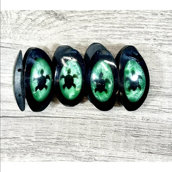 BLACK AQUA SEA TURTLE RESIN BEAD STRETCH BRACELET - Picture 2 of 12
